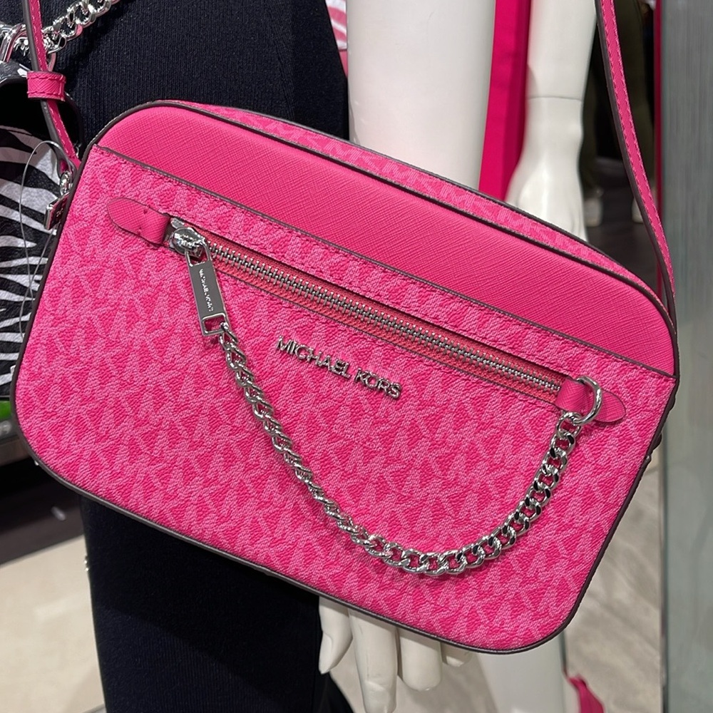 Michael Kors Jet Set Large Signature Logo Chain Crossbody Bag
Dragonfruit
NWT - Picture 16 of 16